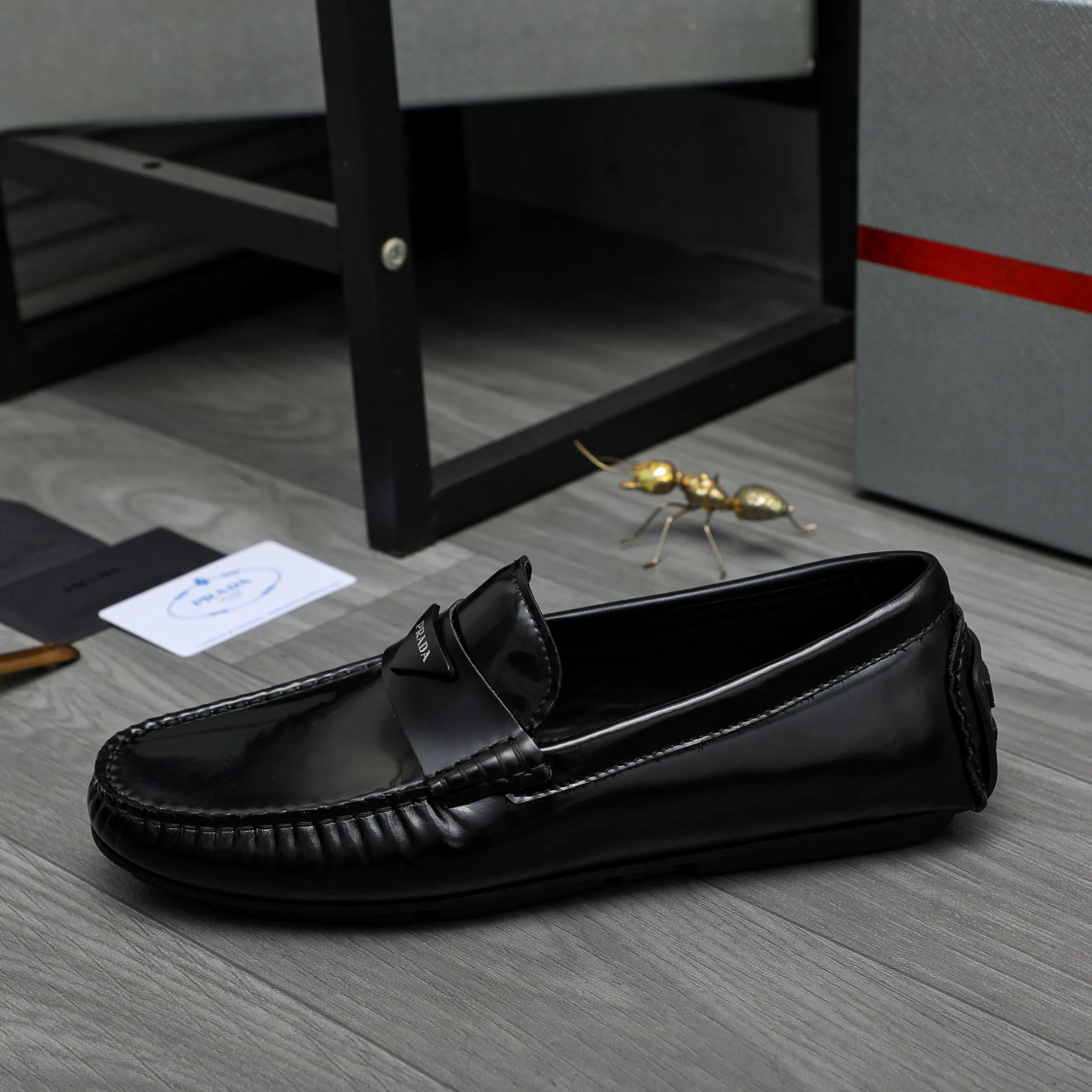 P420 Product trademark: PRADA [Prada] casual slip-on men's shoes, full size. Size: 38-44 Product material: Selected patent cowhide upper, sheepskin lining, rubber outsole